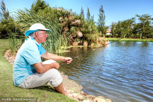 相邀垂钓，钓鱼于江河湖海,空气清新,阳光充足,噪音小,是养身保健的良好环境。江河湖海边的空气中氧气充足,经常呼吸新鲜空气,可引起人体各种相应的良好的生理反应;日光可使人获得健美的皮肤,红润健康的面容。人体经日光中紫外线照射后,可以增强皮肤和内脏器官的血液循环,促进体内的新陈代谢;城市噪音已构成环境的严重污染,经常到空旷恬静的水域钓鱼,幽静的环境能消除两耳的疲劳,有助于保持良好的听觉功能。