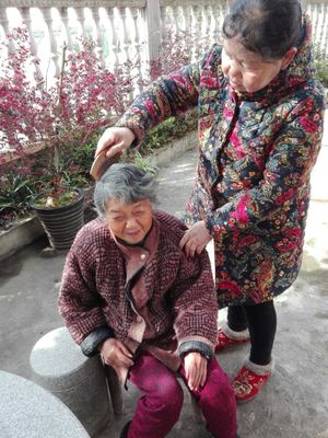 三月学雷锋 情暖养老院